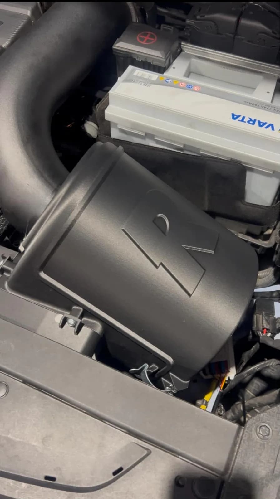 Close view of the enclosure with the moulded R, fitted in an i30 N Hatch
